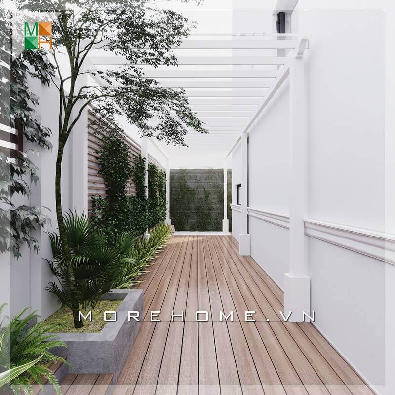 Gợi ý mẫu thiết lối đi hông nhà với hàng cây xanh, lát nền bằng gỗ sang trọng. Một không gian nghỉ ngơi lý tưởng cho biệt thự, nhà phố.