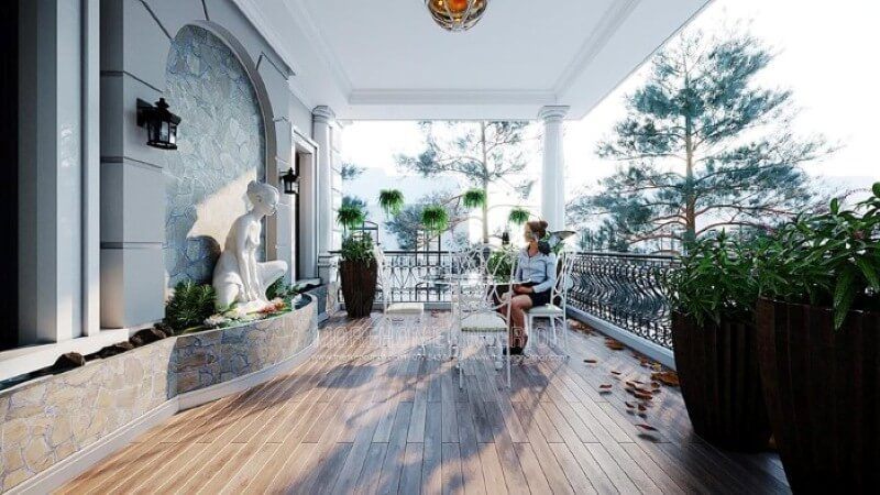 Bức tượng trắng đơn sắc tạo điểm nhấn phong thủy độc đáo cho khu vực giải trí ngoài trời.